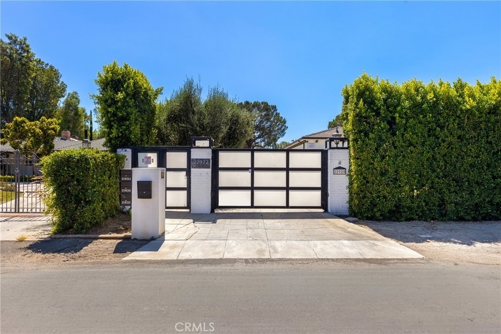 22920 Califa Street - Photo 1