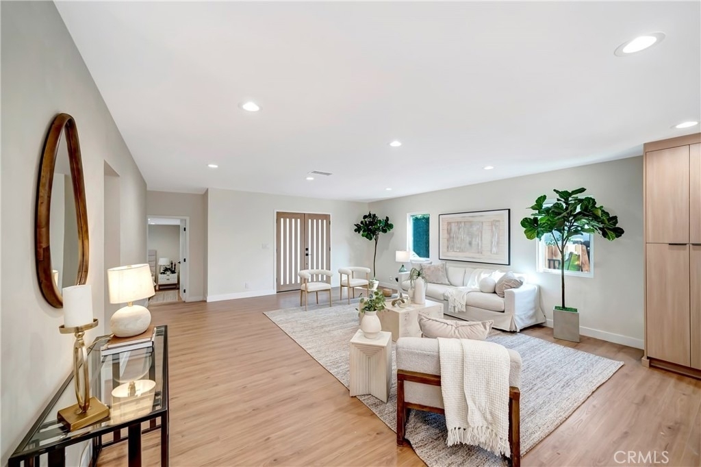 22120 Costanso Street - Photo 4