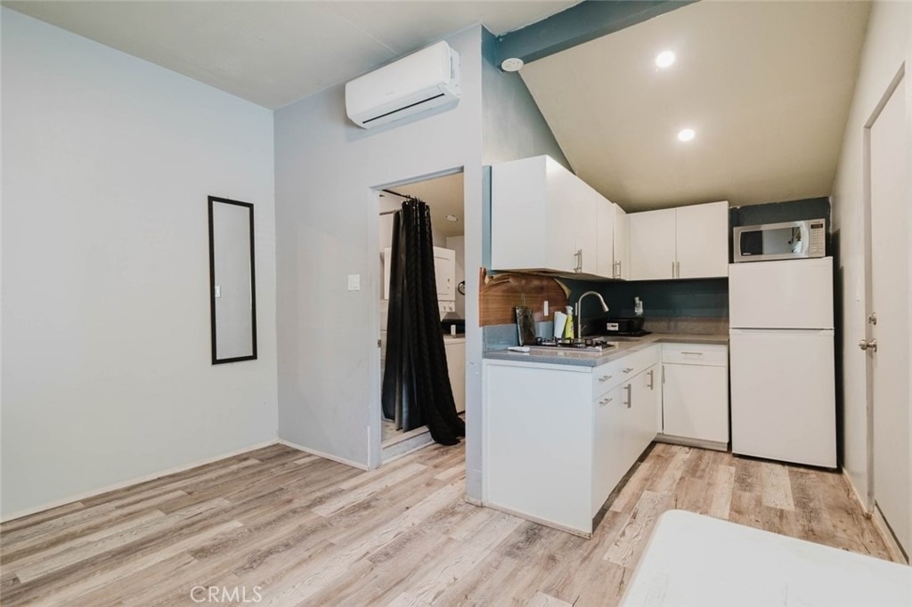 7345 Jamieson Avenue - Photo 4