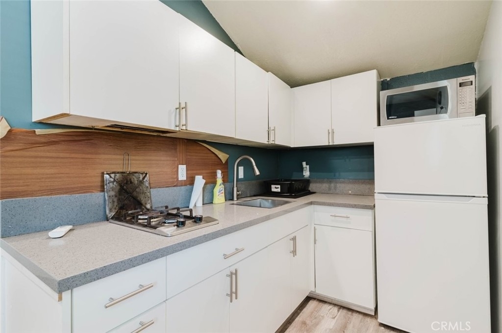 7345 Jamieson Avenue - Photo 5