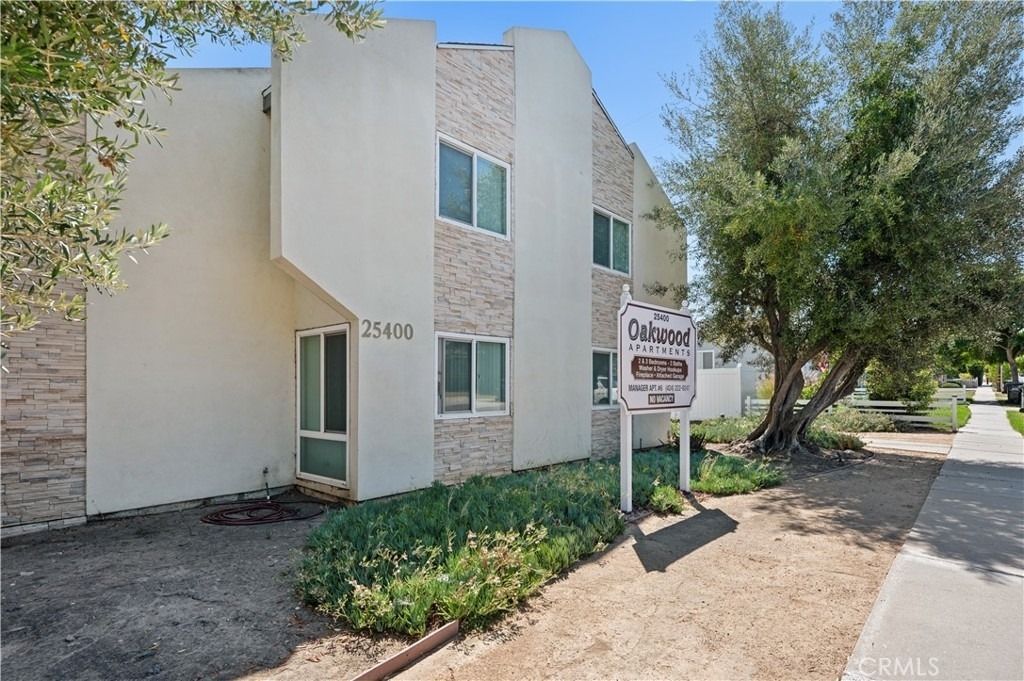 25400 Oak Street - Photo 0