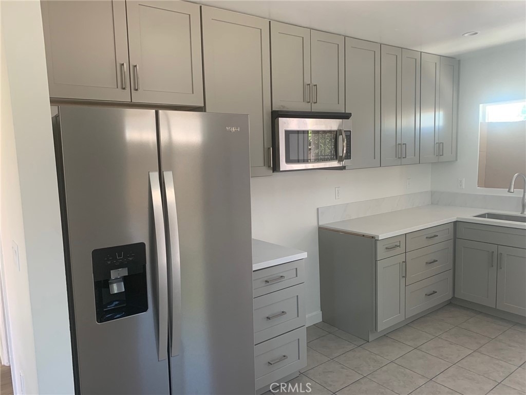 11818 Victory Boulevard - Photo 4