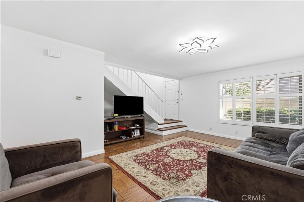 104 Oval - Photo 2