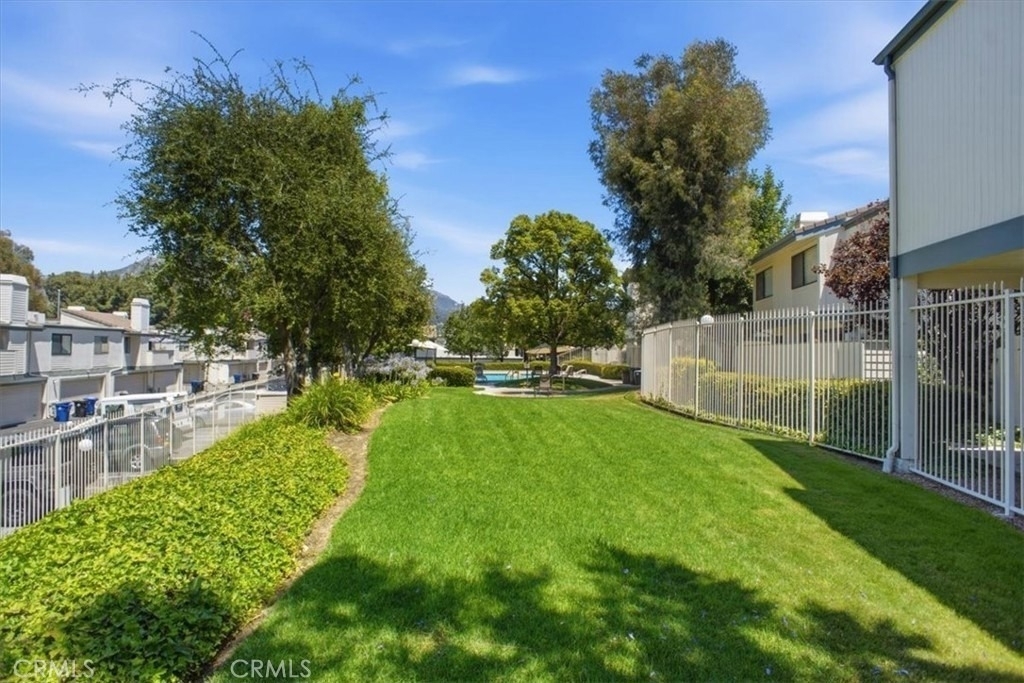10566 Sunland Boulevard - Photo 14