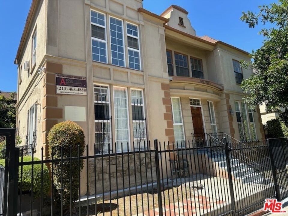 925 S Hobart Boulevard - Photo 0