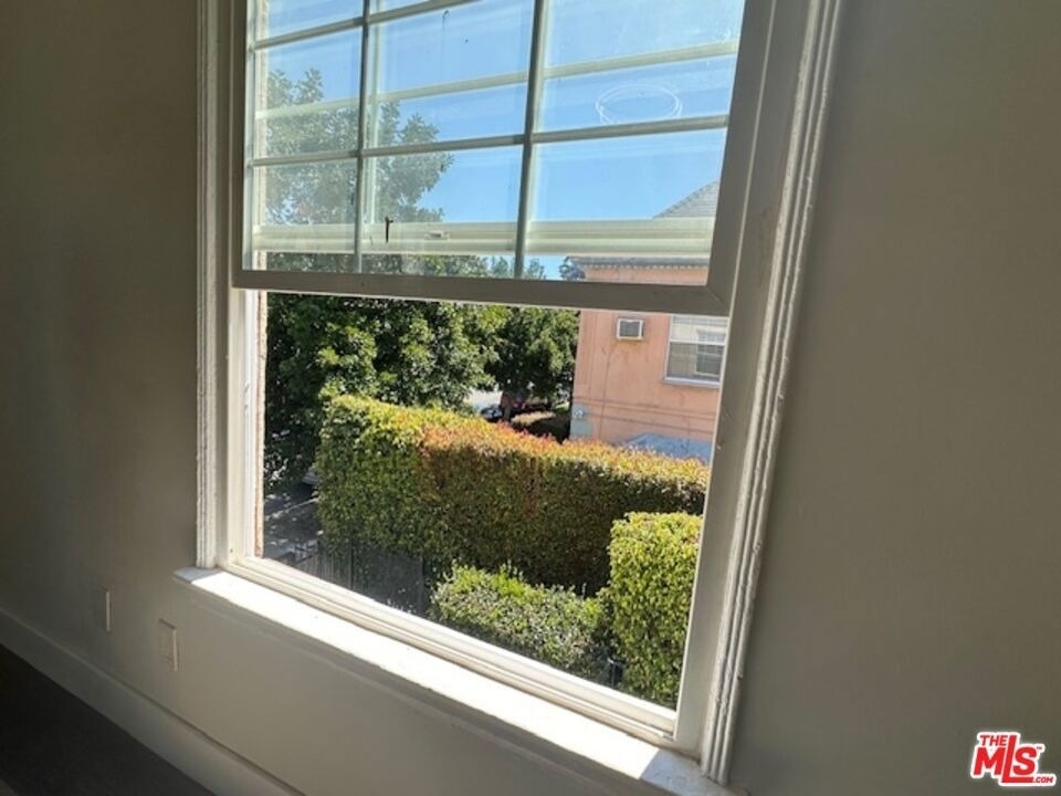 925 S Hobart Boulevard - Photo 12