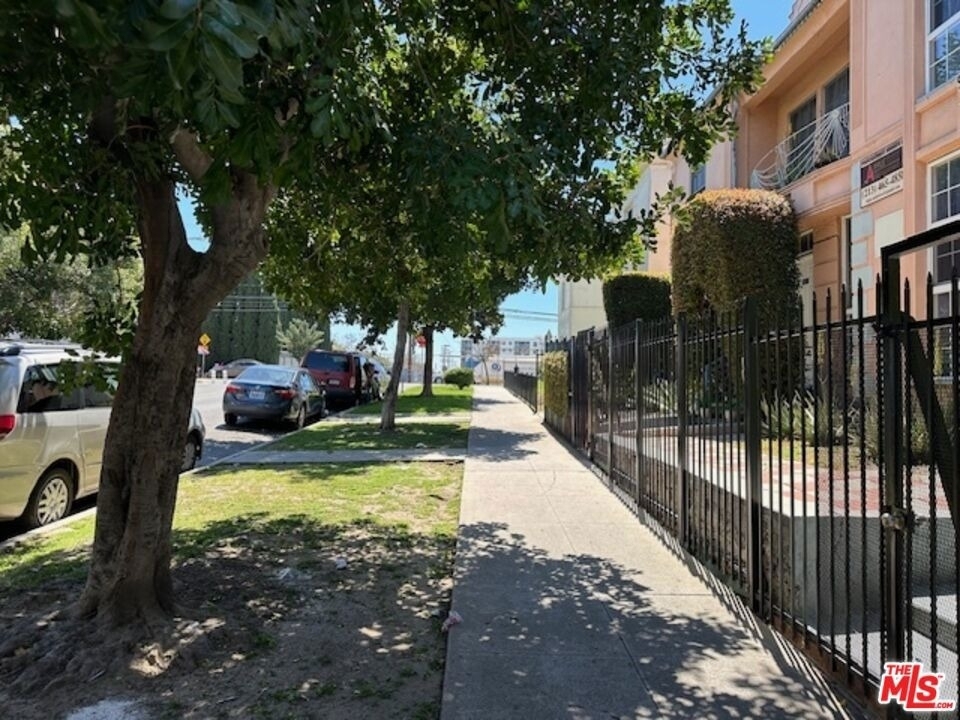 925 S Hobart Boulevard - Photo 19