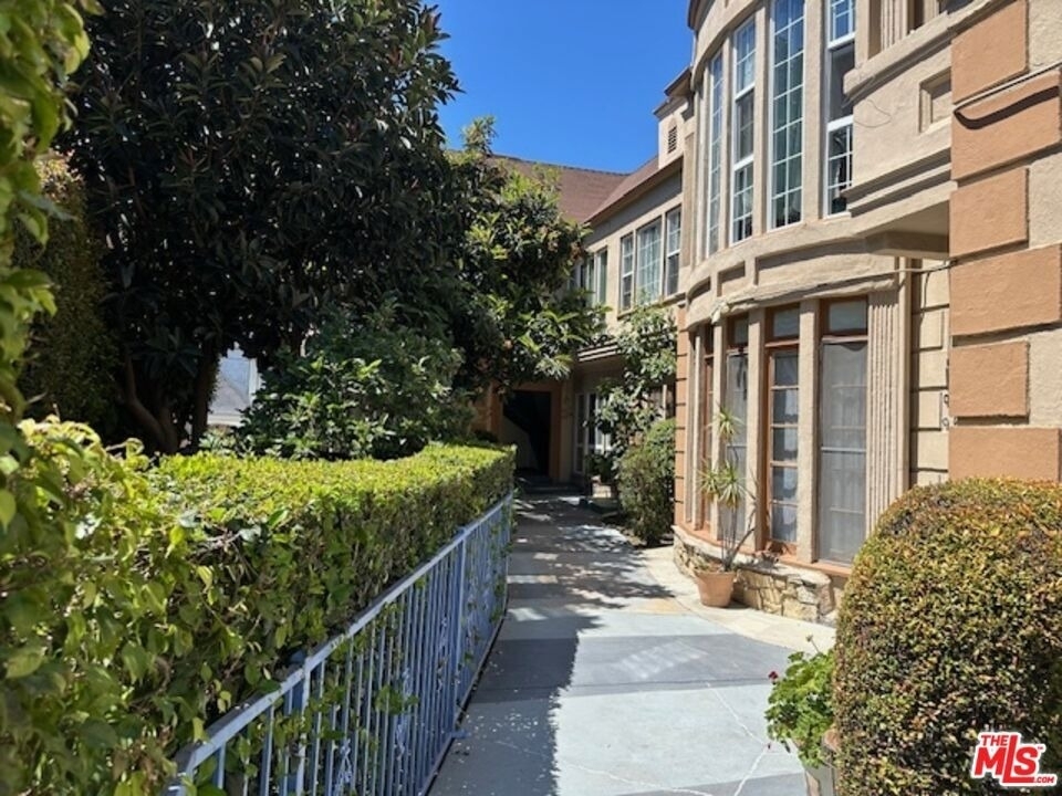 925 S Hobart Boulevard - Photo 2