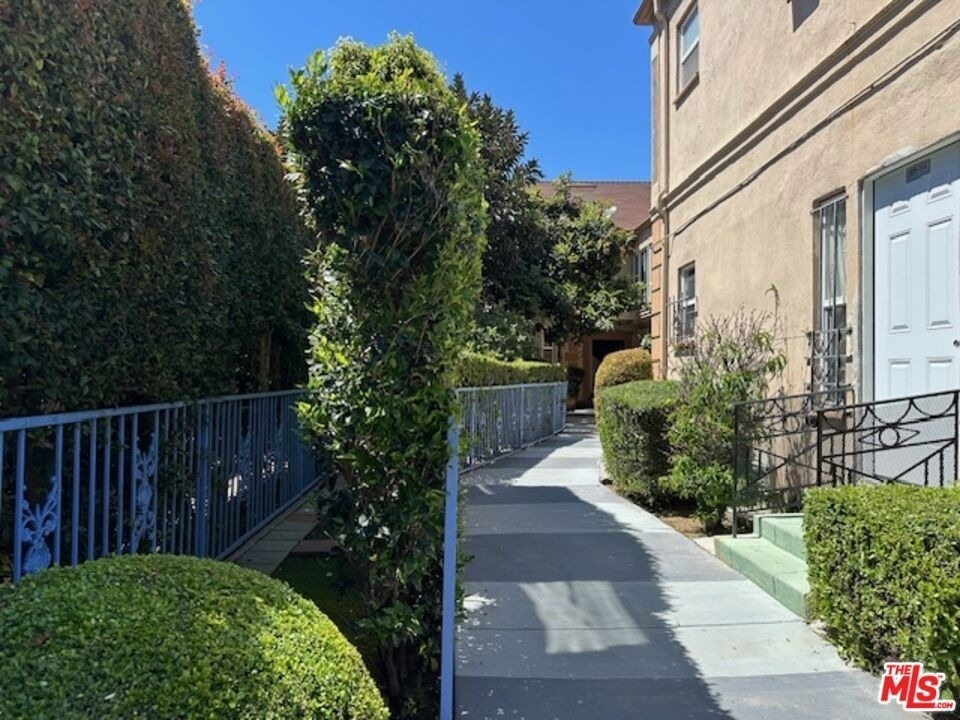 925 S Hobart Boulevard - Photo 18