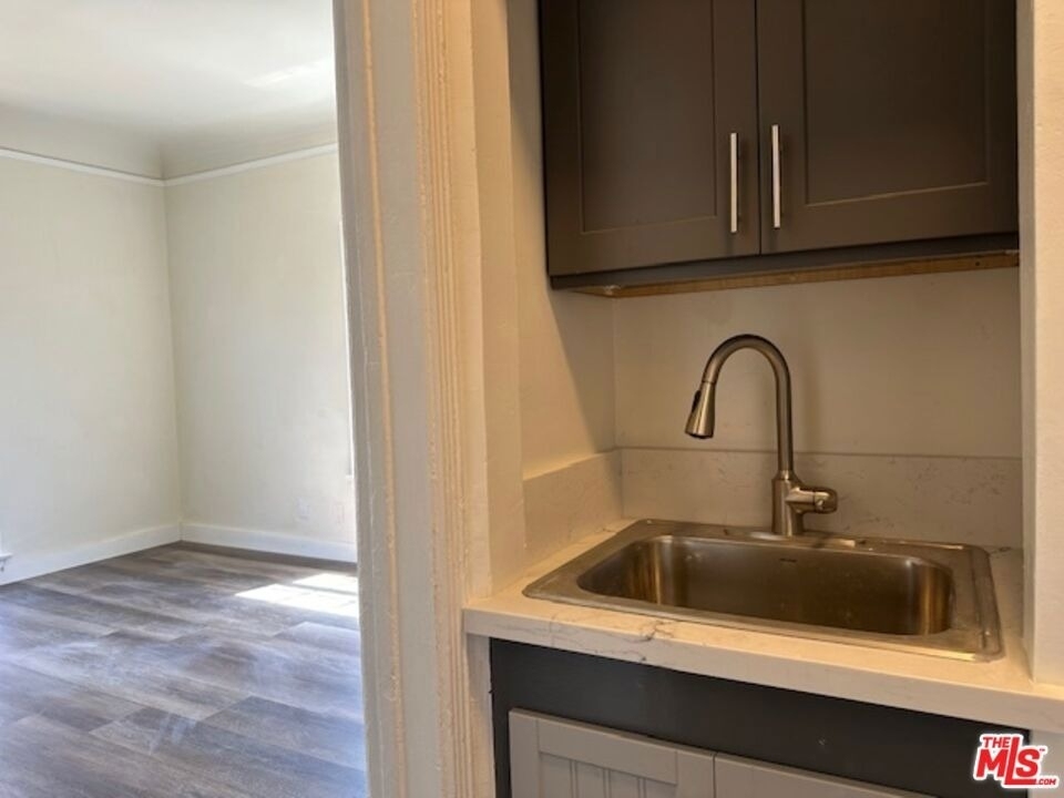 925 S Hobart Boulevard - Photo 10