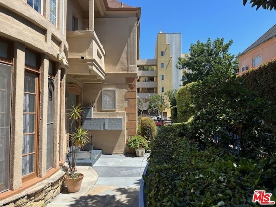 925 S Hobart Boulevard - Photo 1