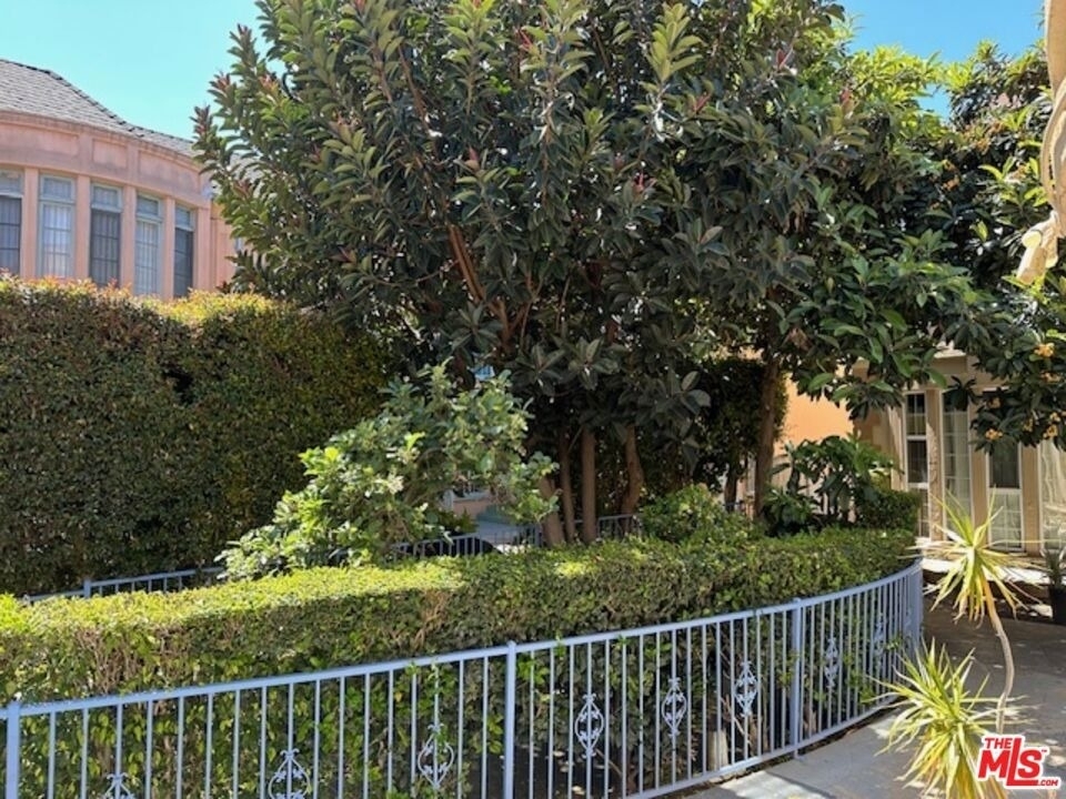 925 S Hobart Boulevard - Photo 3