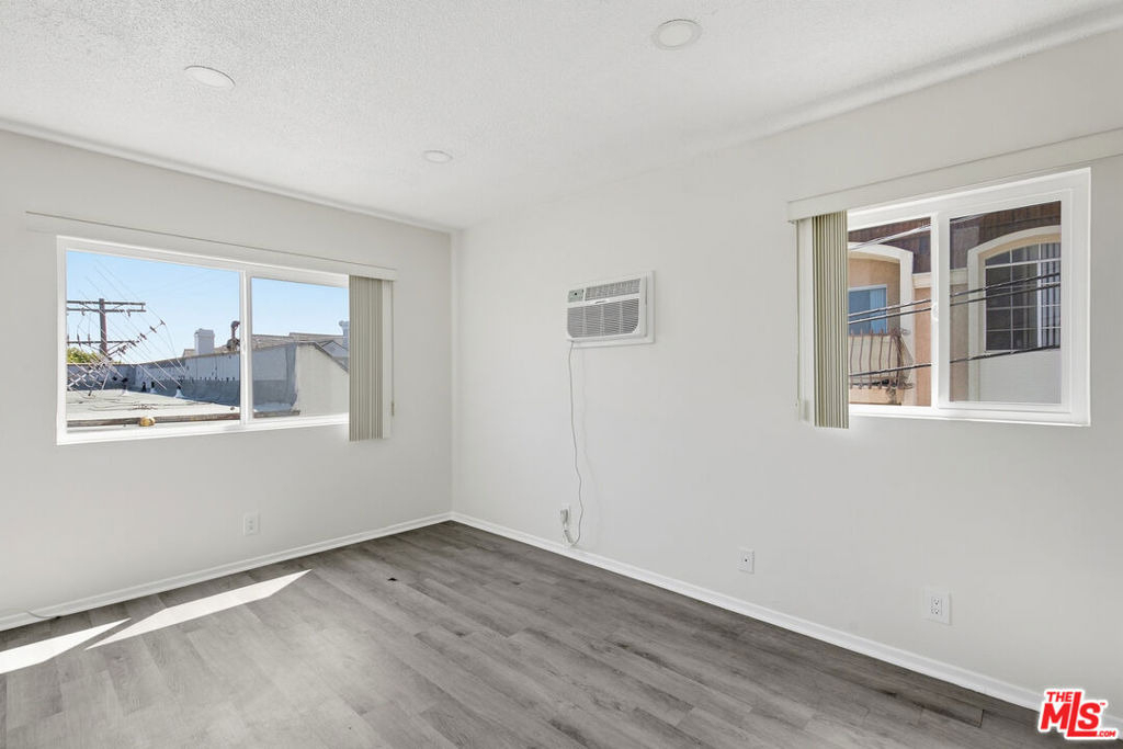 1333 Barry Avenue - Photo 2