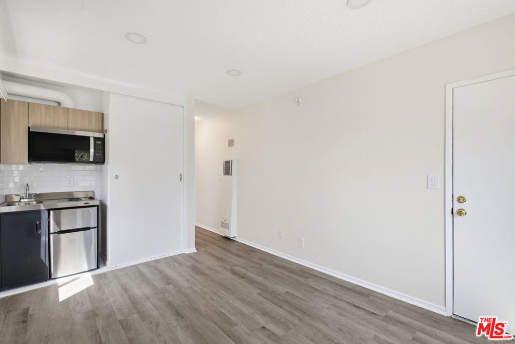 1333 Barry Avenue - Photo 3