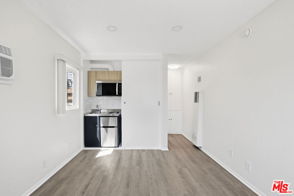 1333 Barry Avenue - Photo 0
