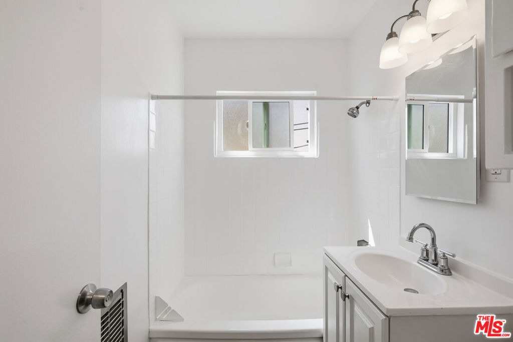 1333 Barry Avenue - Photo 8