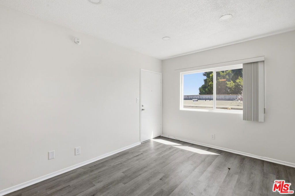 1333 Barry Avenue - Photo 1