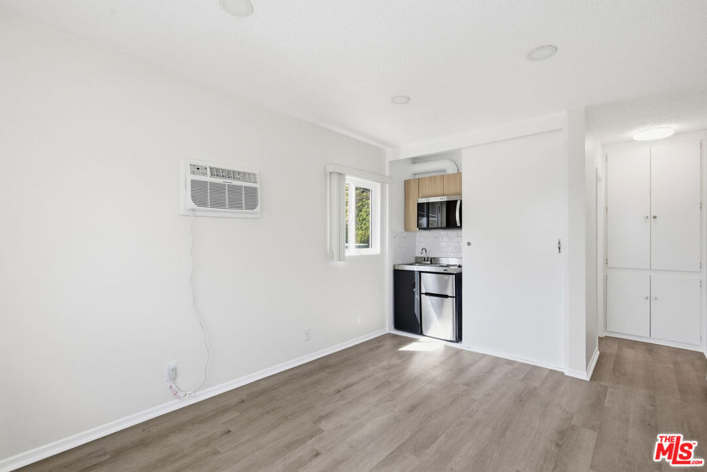 1333 Barry Avenue - Photo 4