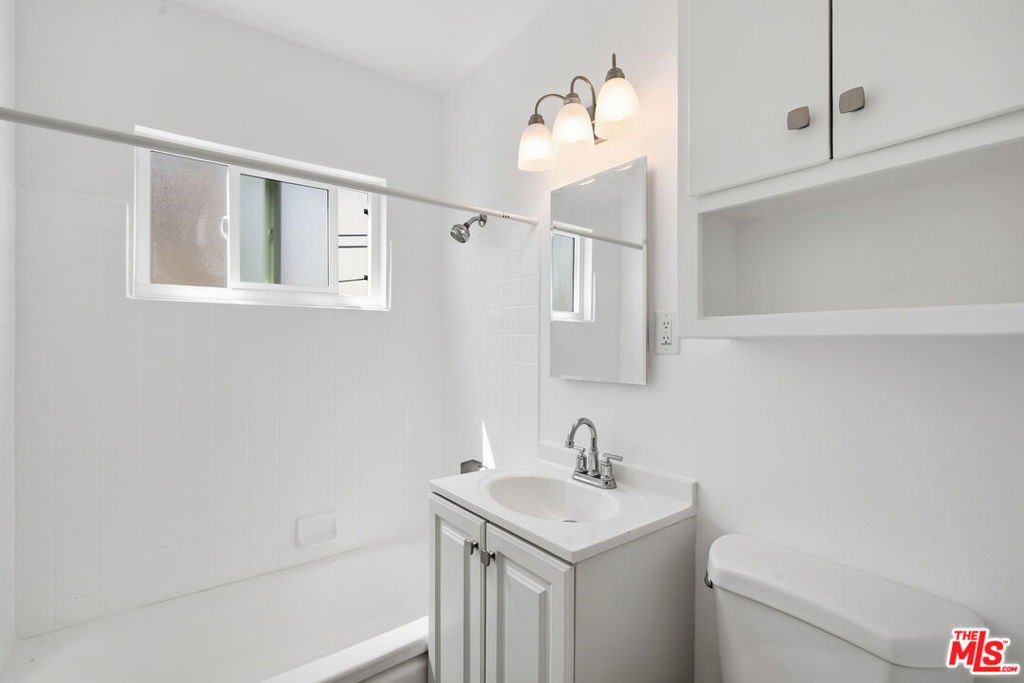1333 Barry Avenue - Photo 7