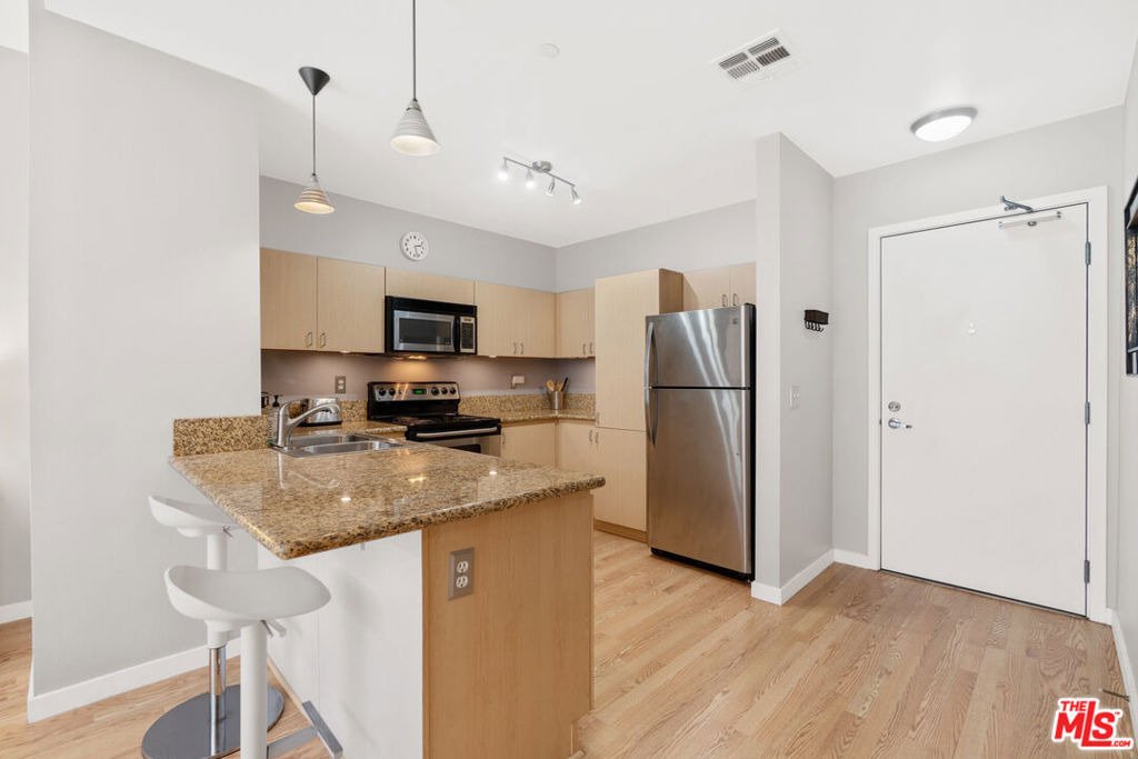 630 West 6th Street - Photo 3