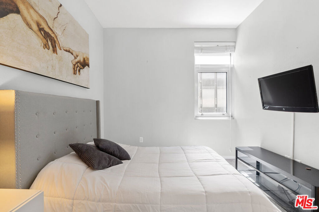 630 West 6th Street - Photo 9