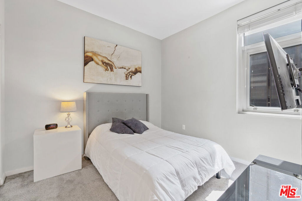 630 West 6th Street - Photo 8