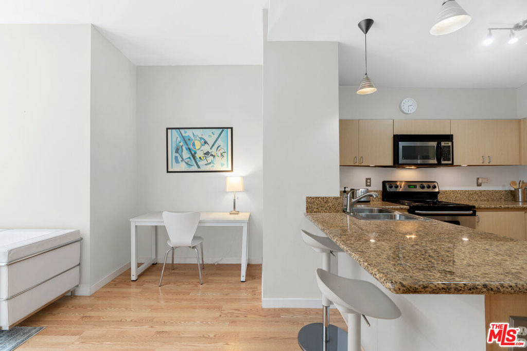 630 West 6th Street - Photo 2