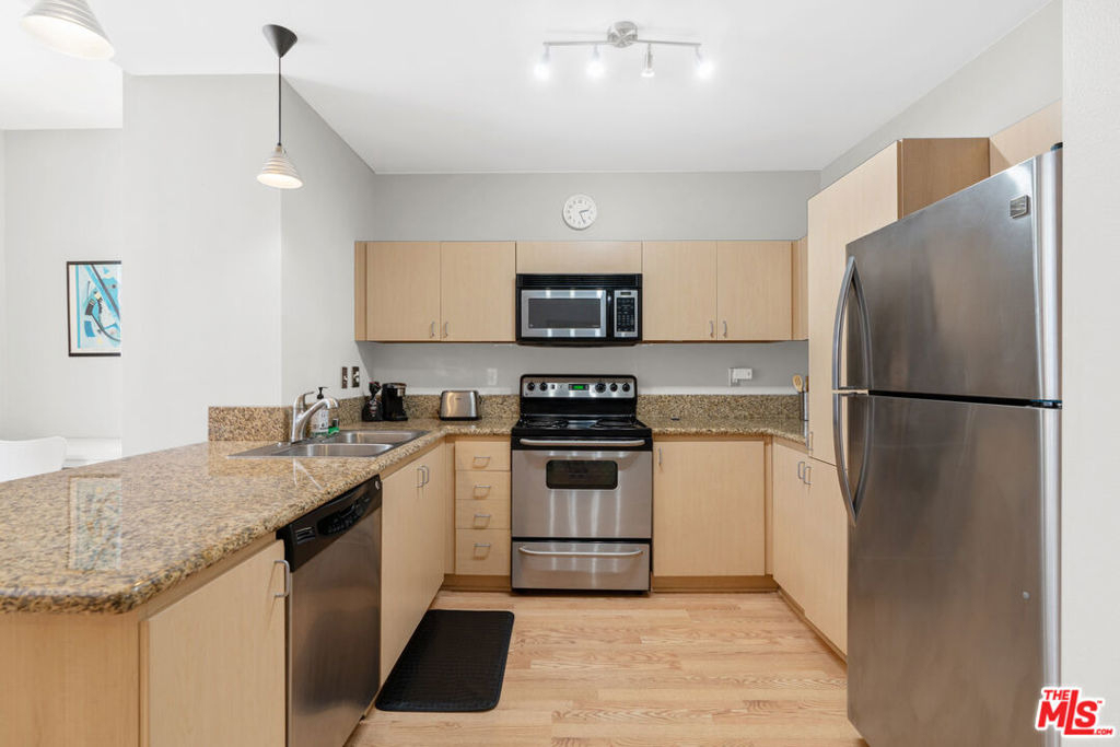 630 West 6th Street - Photo 4