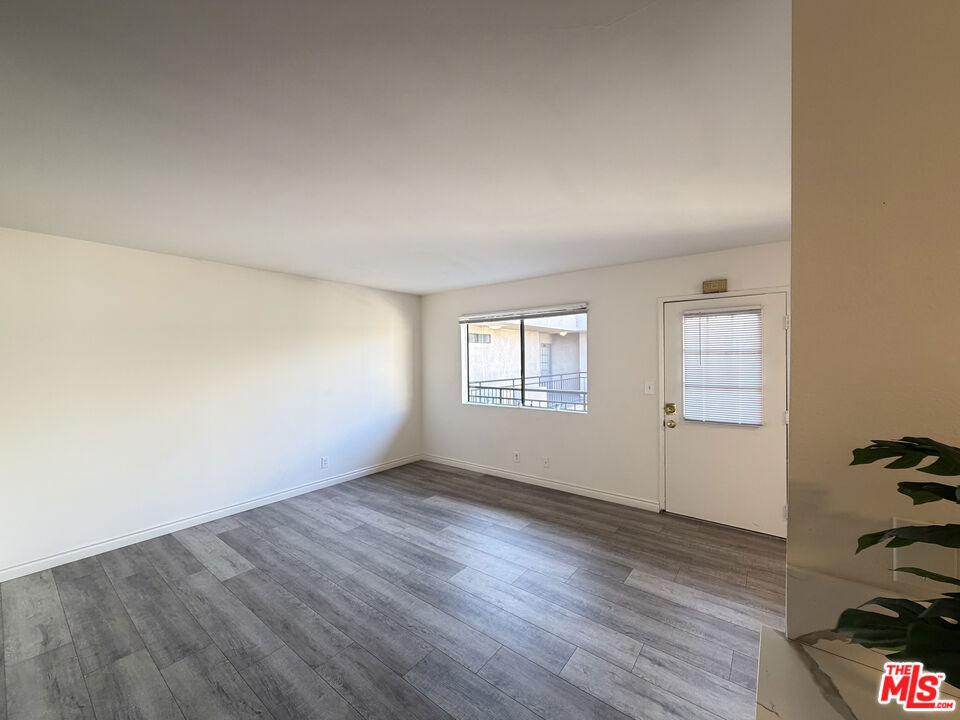 326 S Manhattan Place - Photo 2