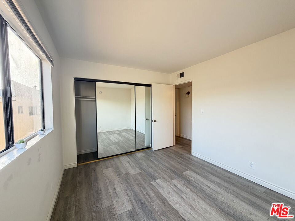 326 S Manhattan Place - Photo 5