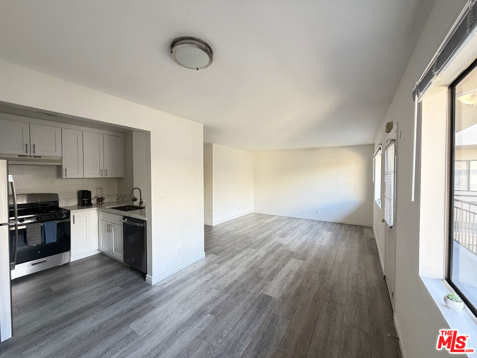 326 S Manhattan Place - Photo 1