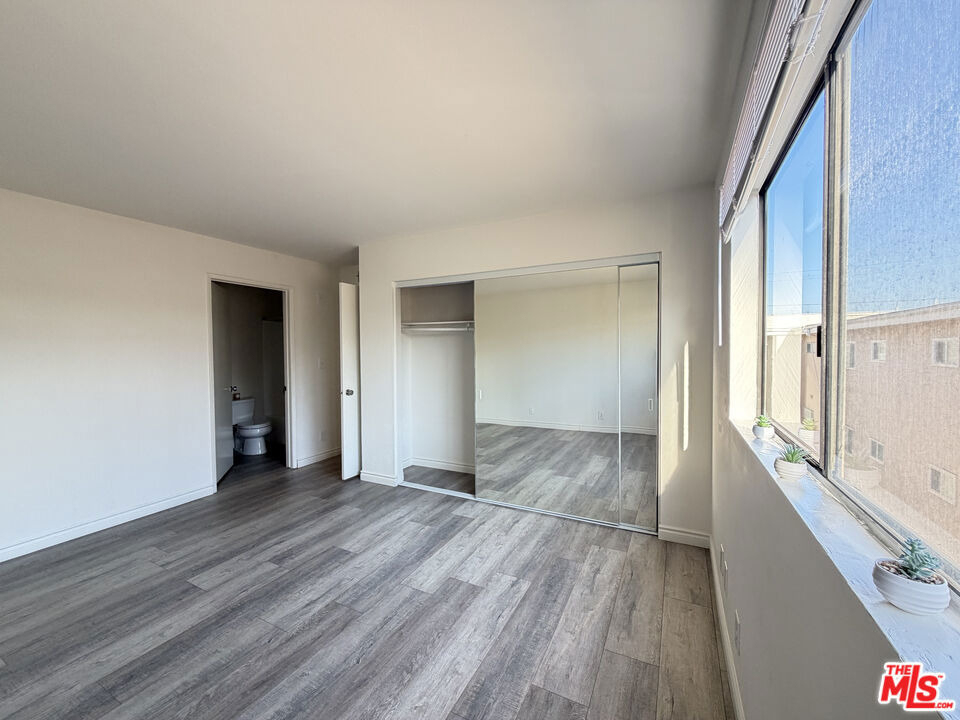 326 S Manhattan Place - Photo 6