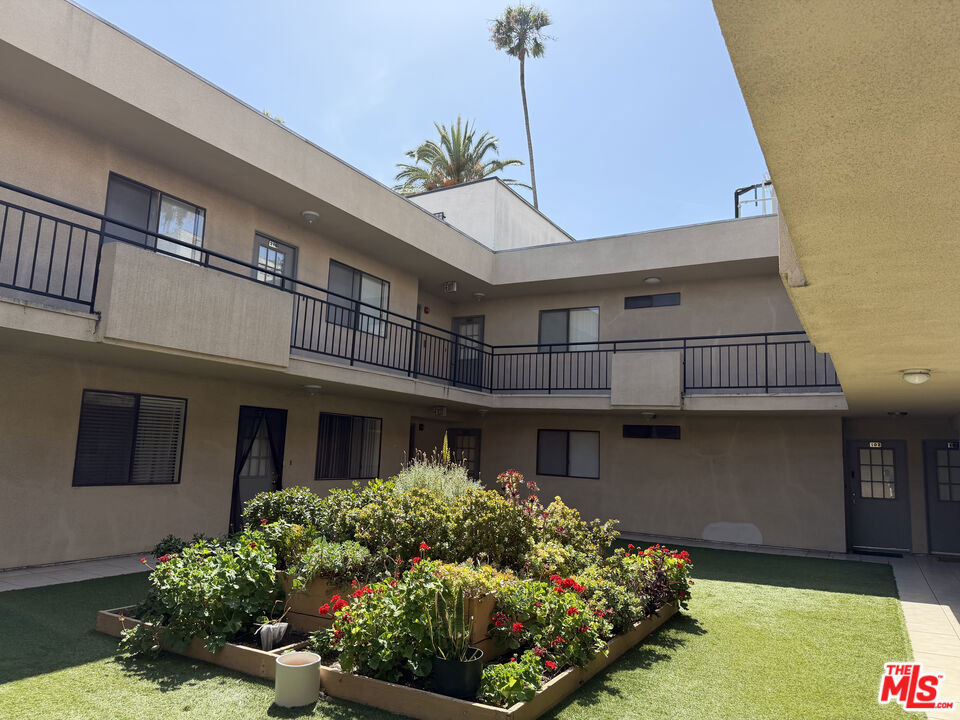 326 S Manhattan Place - Photo 8