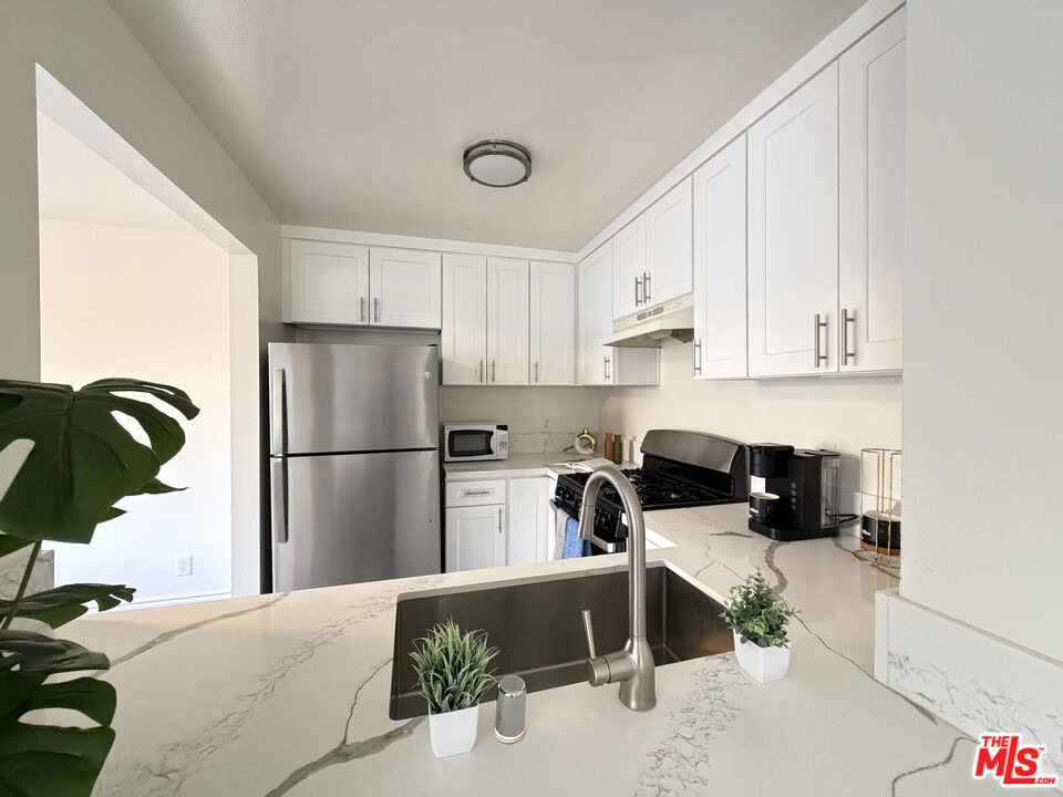 326 S Manhattan Place - Photo 0