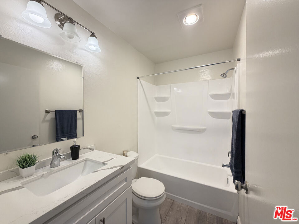 326 S Manhattan Place - Photo 3