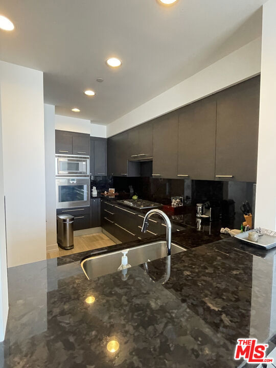 900 W Olympic Boulevard - Photo 11
