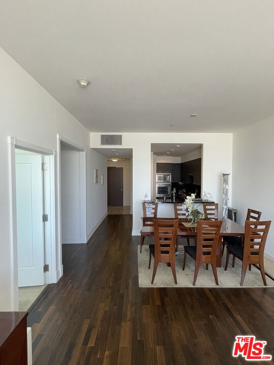 900 W Olympic Boulevard - Photo 10