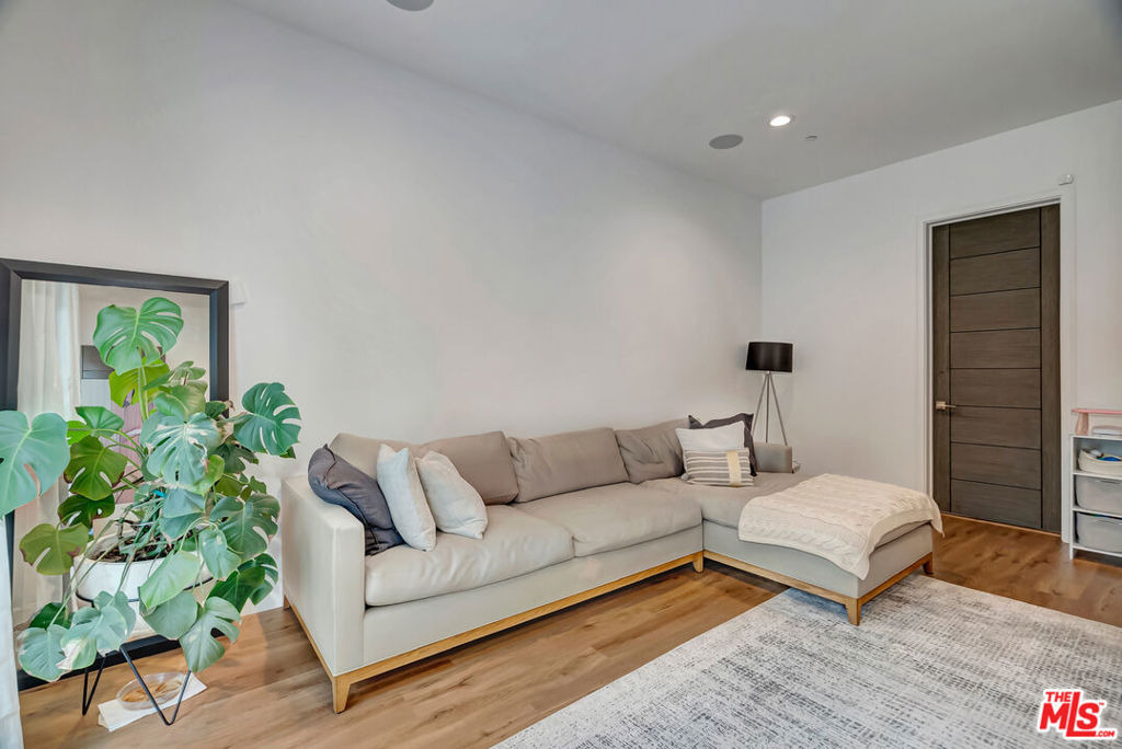 4203 Saugus Avenue - Photo 12