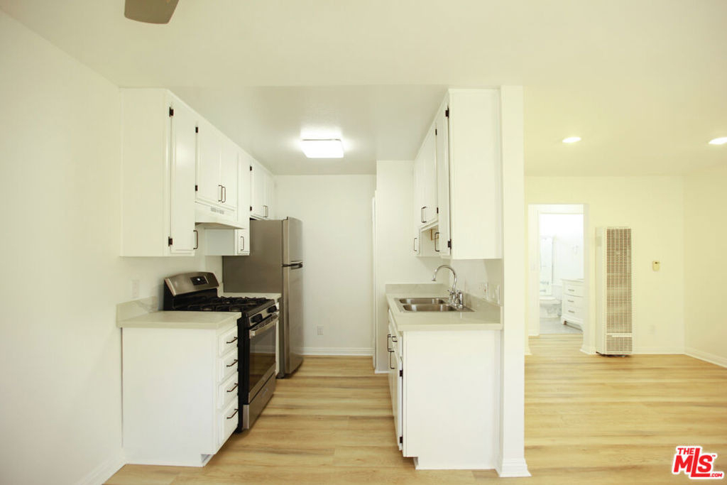833 S Orange Grove Avenue - Photo 2