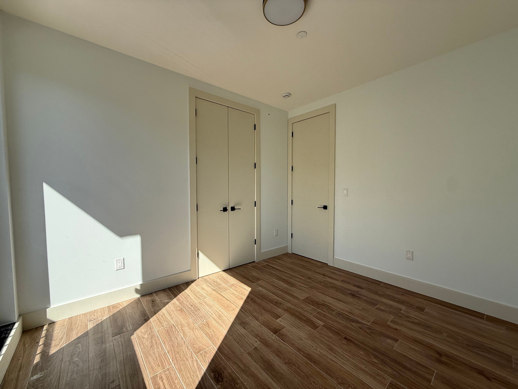 454 East 26th Street - Photo 8