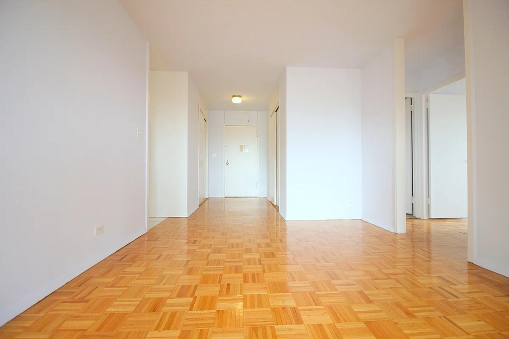 Second Avenue - Photo 2