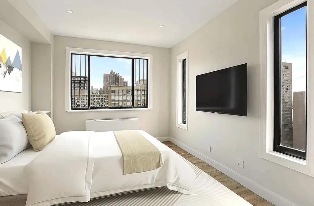 East 30th Street - Photo 7