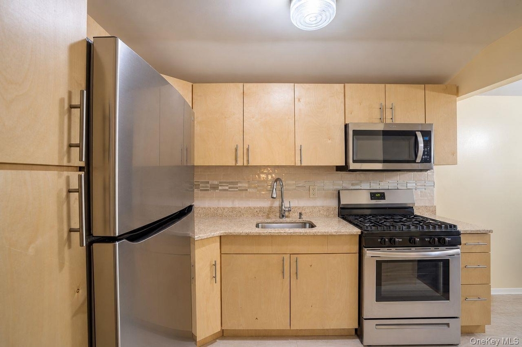 16504 Sayres Avenue - Photo 7