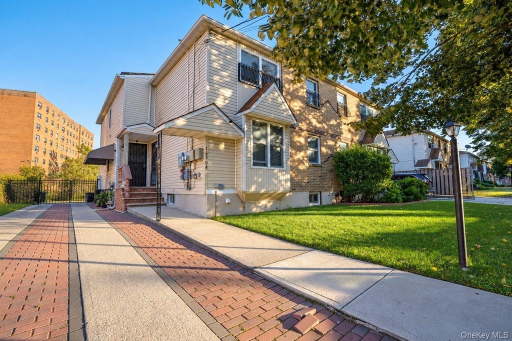 16504 Sayres Avenue - Photo 0