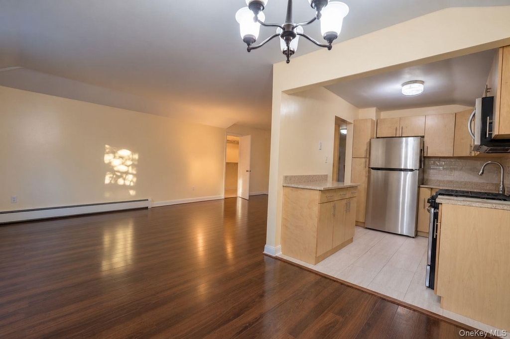 16504 Sayres Avenue - Photo 6