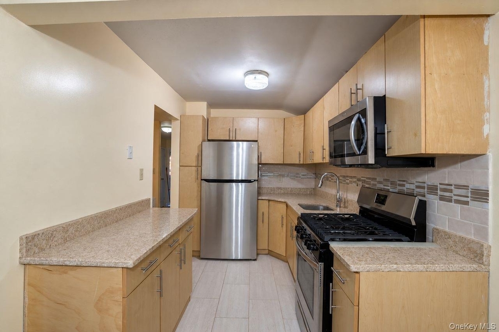 16504 Sayres Avenue - Photo 8