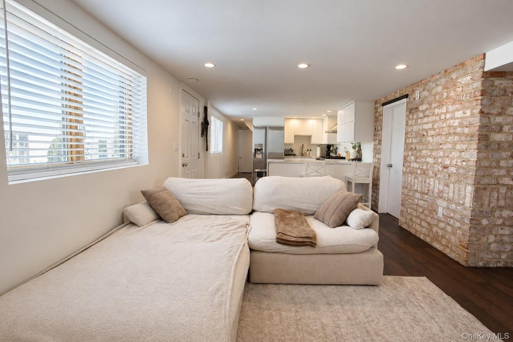 106 Pacific Boulevard - Photo 9
