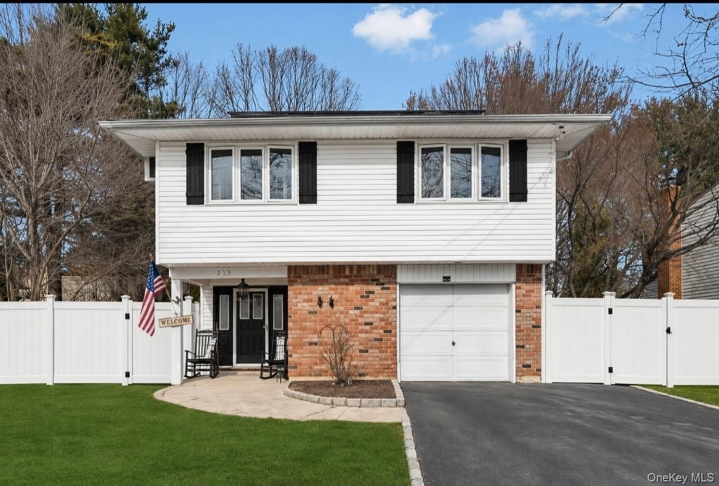 219 Bellerose Avenue - Photo 0
