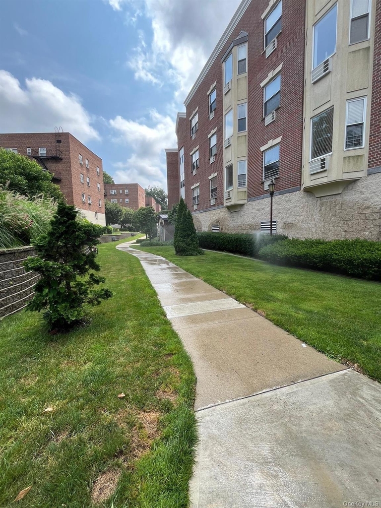 38 Knightsbridge Road - Photo 1