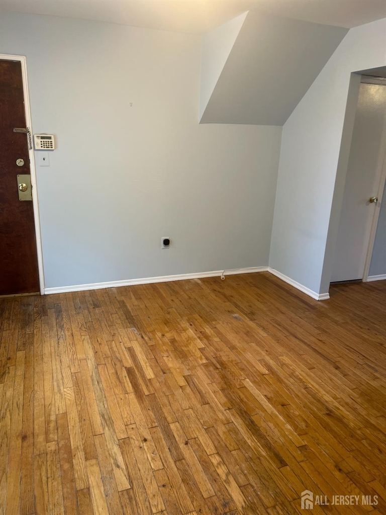 1105 N Oaks Boulevard N - Photo 4